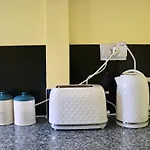 Comfortable 2 Bed With Garden - Parking 아파트
