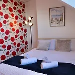 아파트 Comfortable 2 Bed With Garden - Parking