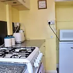 Comfortable 2 Bed With Garden - Parking 아파트 리즈