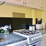 Comfortable 2 Bed With Garden - Parking * 리즈
