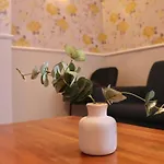 Comfortable 2 Bed With Garden - Parking 아파트 *