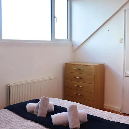 Апартаменты Comfortable 2 Bed With Garden - Parking