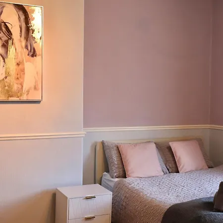 Comfortable 2 Bed With Garden - Parking