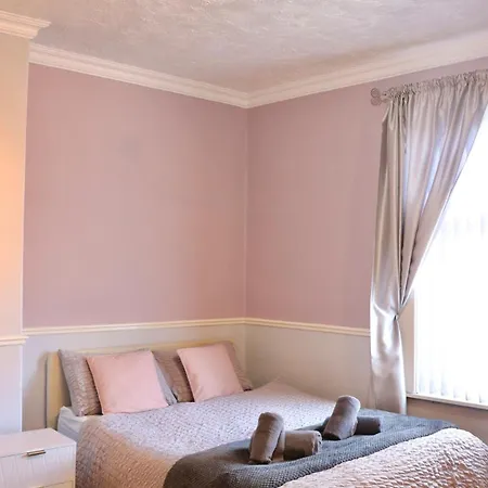 Comfortable 2 Bed With Garden - Parking