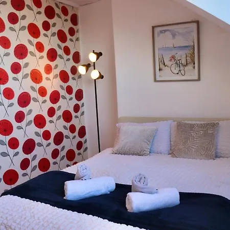Апартаменты Comfortable 2 Bed With Garden - Parking