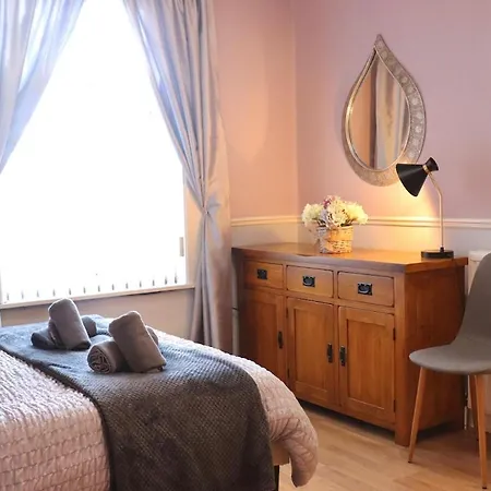 Апартаменты Comfortable 2 Bed With Garden - Parking *