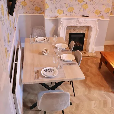 Comfortable 2 Bed With Garden - Parking