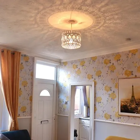 Апартаменты Comfortable 2 Bed With Garden - Parking *