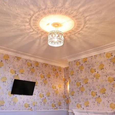 Comfortable 2 Bed With Garden - Parking