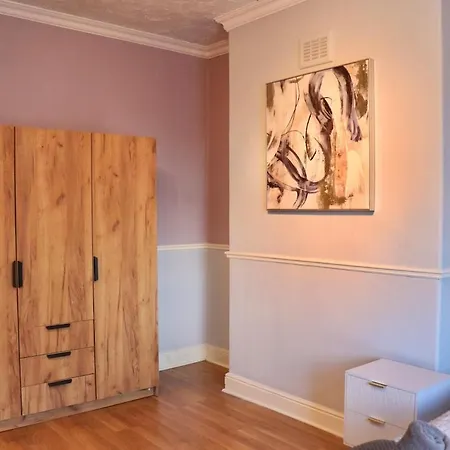 Апартаменты Comfortable 2 Bed With Garden - Parking *