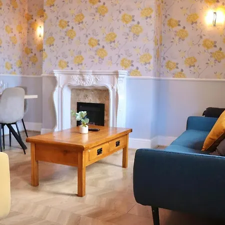 Апартаменты Comfortable 2 Bed With Garden - Parking Лидс
