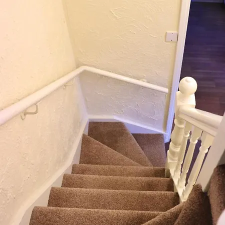 Comfortable 2 Bed With Garden - Parking * 利兹