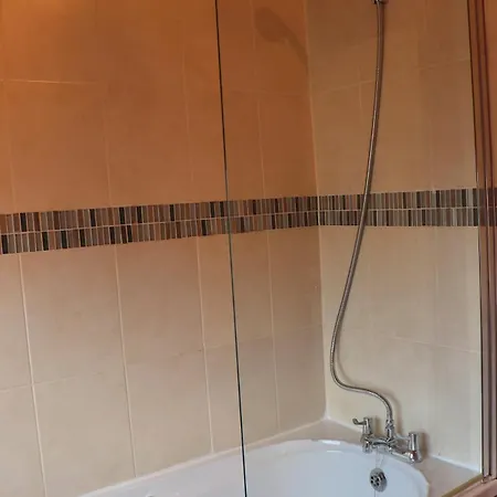 Апартаменты Comfortable 2 Bed With Garden - Parking