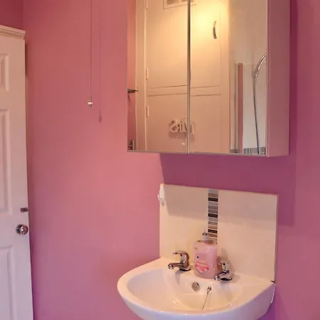 Comfortable 2 Bed With Garden - Parking *