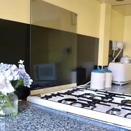 Comfortable 2 Bed With Garden - Parking 利兹