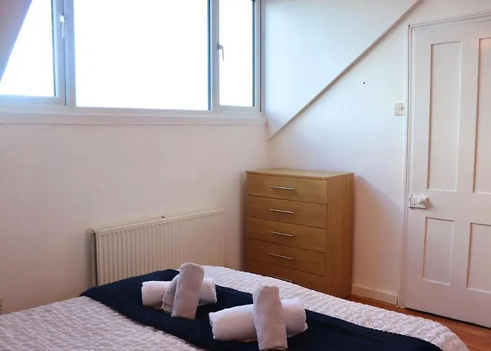 דירה Comfortable 2 Bed With Garden - Parking