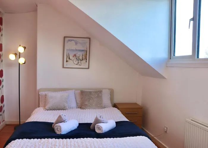 Comfortable 2 Bed With Garden - Parking Apartament