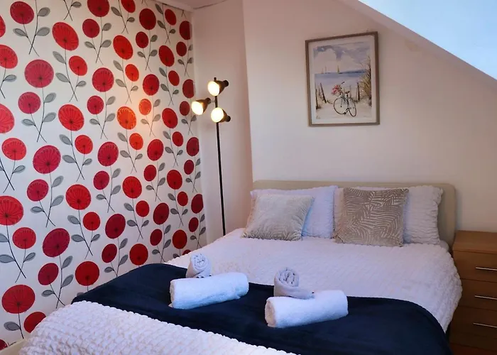 דירה Comfortable 2 Bed With Garden - Parking