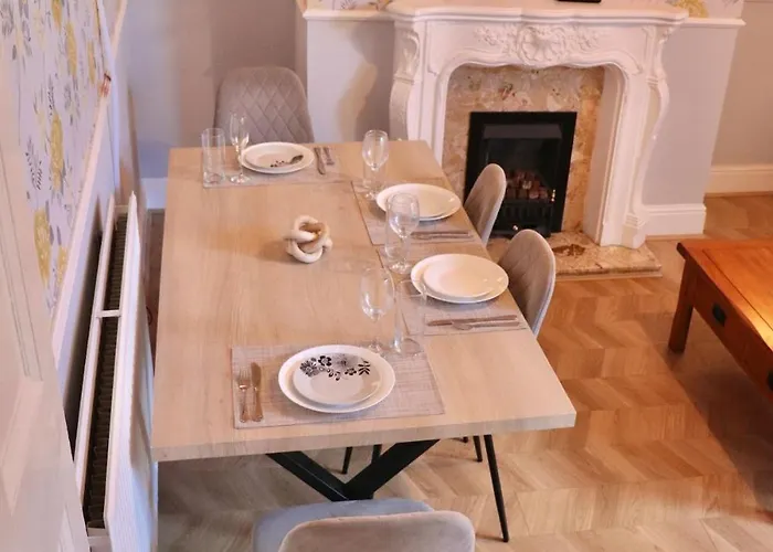 Comfortable 2 Bed With Garden - Parking