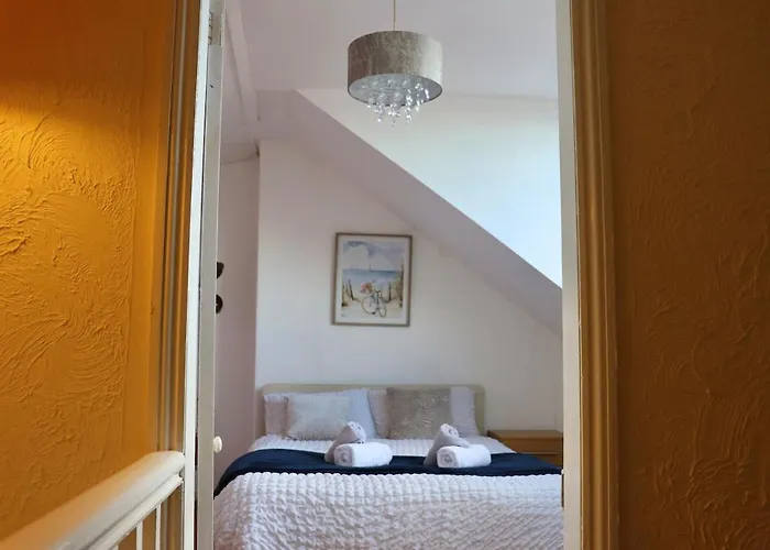 Apartament Comfortable 2 Bed With Garden - Parking