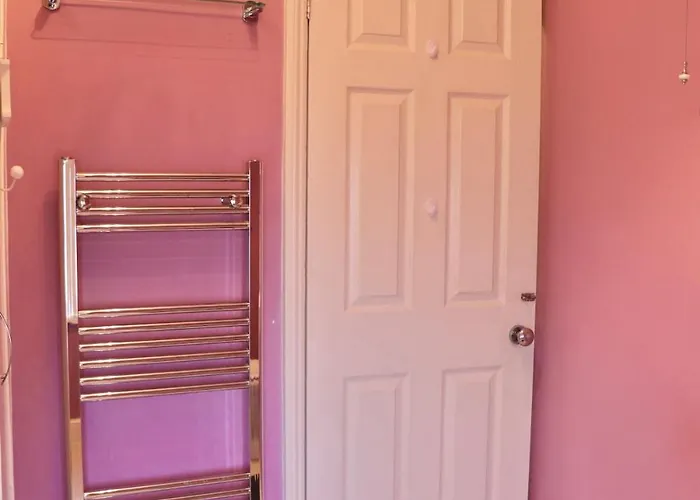 Comfortable 2 Bed With Garden - Parking