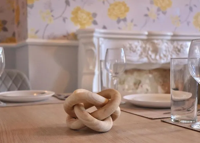 Comfortable 2 Bed With Garden - Parking דירה *