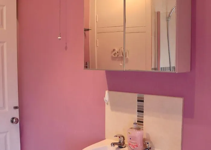 Comfortable 2 Bed With Garden - Parking *