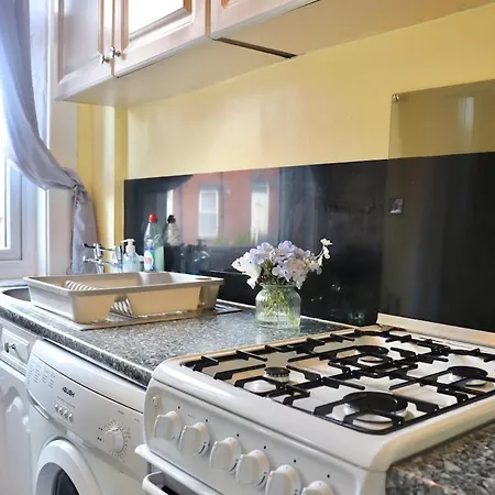 Comfortable 2 Bed With Garden - Parking