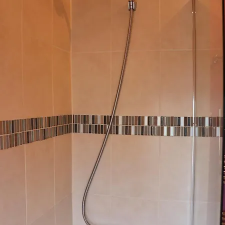 Comfortable 2 Bed With Garden - Parking *