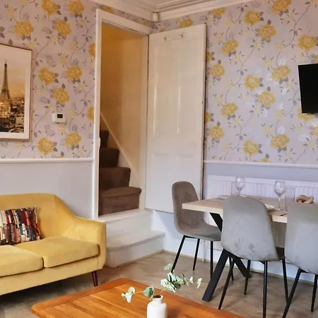 Comfortable 2 Bed With Garden - Parking Leeds (West Yorkshire)