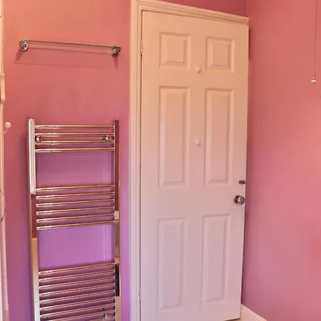 Comfortable 2 Bed With Garden - Parking