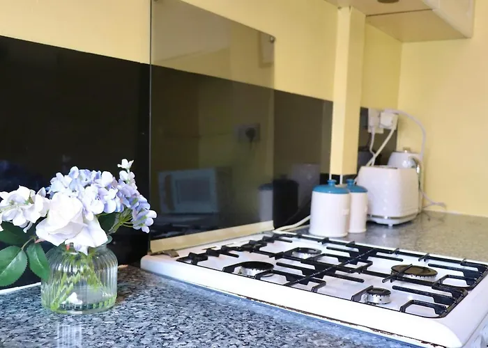 Comfortable 2 Bed With Garden - Parking Leeds (West Yorkshire)